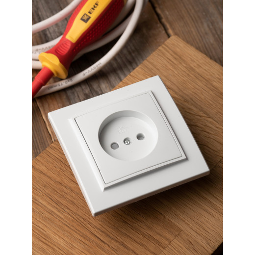 Минск Розетка 1-местная СП без заземления, 10 А, с защ.штор., белая EKF Basic