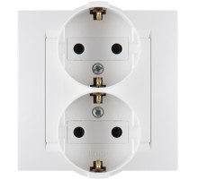 Simon 15 Белая Розетка 2-ая с/з литая (в сборе с рамкой)