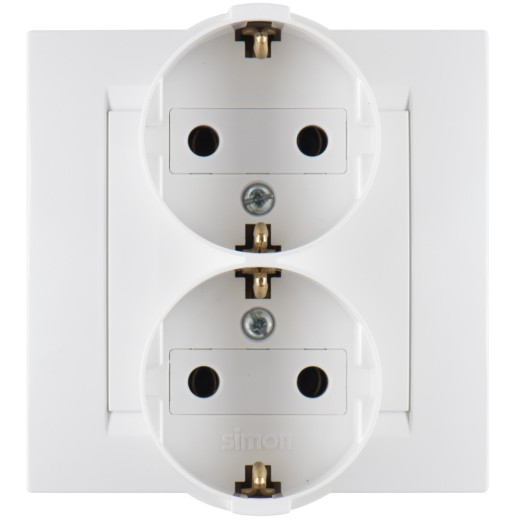 Simon 15 Белый Розетка 2-я с/з литая (в сборе с рамкой)