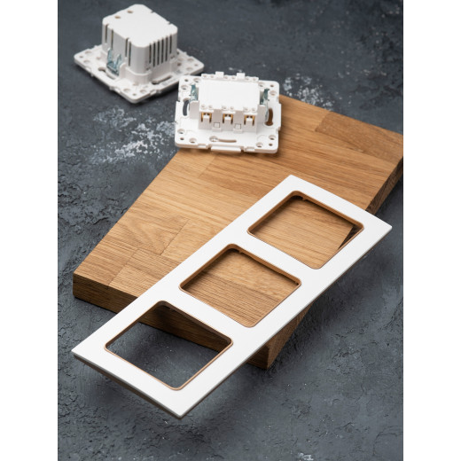 Стокгольм Рамка 3-местная белая с линией цвета шампань EKF PROxima