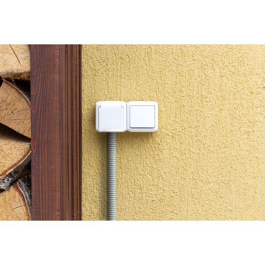 Блок выключатель и розетка с заземлением с защитными шторками - Legrand Quteo - IP44 16А 250В винтовые зажимы накладной монтаж - белый