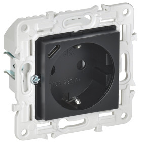 IEK SKANDY Черный Розетка с/з с защитными шторками 16А с USB C 18Вт SK-R17Bl