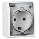 Simon15 Aqua Белый Розетка 1-я с/з с крышкой наружная,IP54