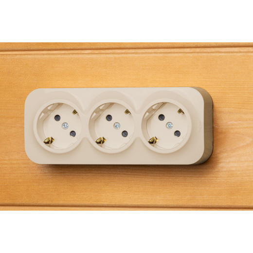 Розеточный блок тройной с заземлением - Legrand Quteo - с предварительным подключением со шторками IP20 16А 250В винтовые зажимы накладной монтаж - слоновая кость