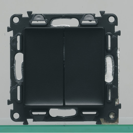 Valena IN'MATIC.Выключатель двухклавишный 10А 250В.Безвинтовые зажимы