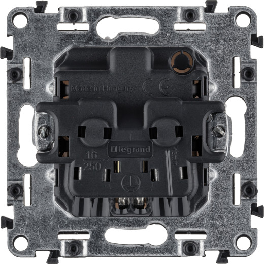 Valena ALLURE.Силовая розетка 2К+З 16А 250В с защитными шторками.Безвинтовые зажимы.С лицевой панелью.Белая