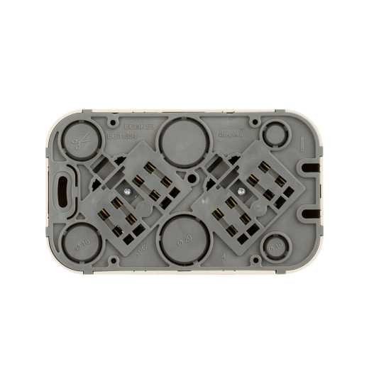 Розеточный блок двойной с заземлением - Legrand Quteo - с предварительным подключением со шторками IP20 16А 250В винтовые зажимы накладной монтаж - белый