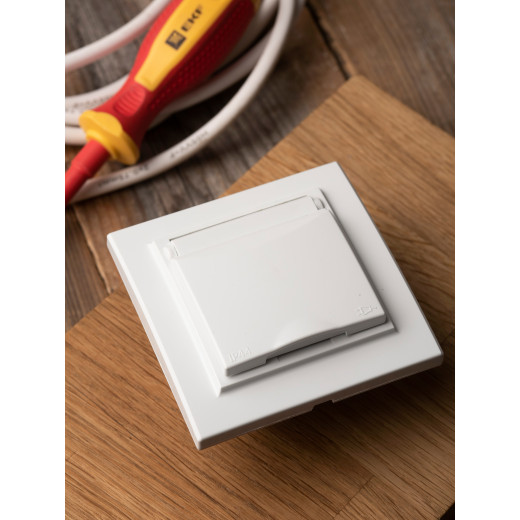 Минск Розетка 1-местная СП с/з с крышкой 16А белая с защ. штор. IP44 EKF