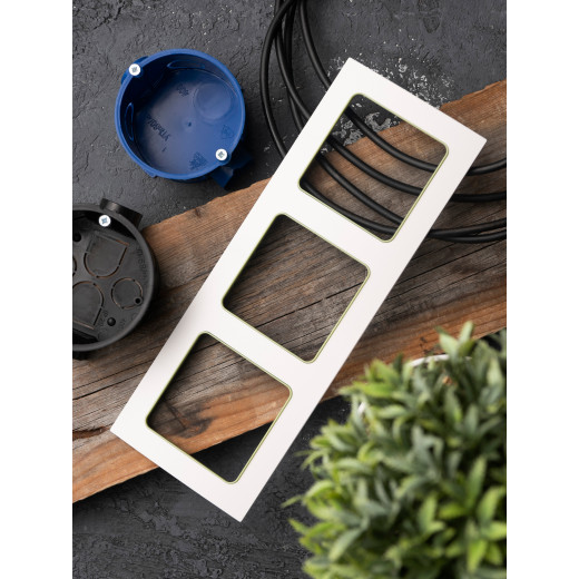 Стокгольм Рамка 3-местная белая с линией цвета зеленый EKF PROxima