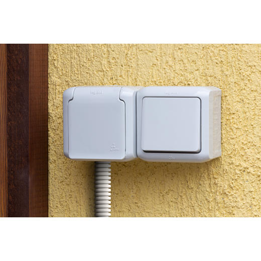 Блок выключатель и розетка с заземлением с защитными шторками - Legrand Quteo - IP44 16А 250В винтовые зажимы накладной монтаж - серый