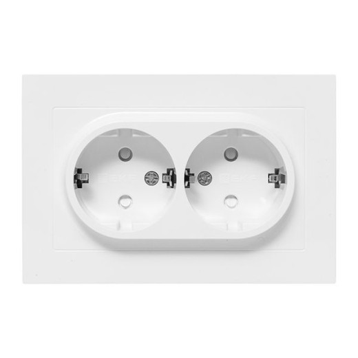 Механизм розетки двойной, 16А, с заземлением, со шторками, с рамкой, белый Эпика EKF