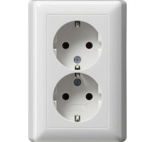 Gira Розетка двойная с з/к в комплекте с рамкой
