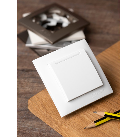 Валенсия розетка 1-местная с/з 16А белая с крышкой и защ. штор. IP44 EKF PROxima