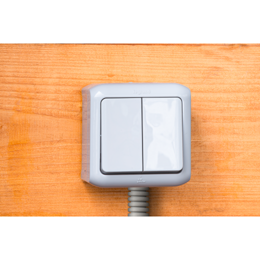 Переключатель двухклавишный - Legrand Quteo - IP44 10A 250В винтовые зажимы накладной монтаж - серый