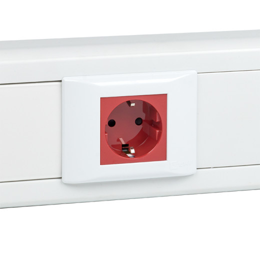 Розетка 45x45 с заземлением, с защ. шторками, 90 градусов, красная EKF