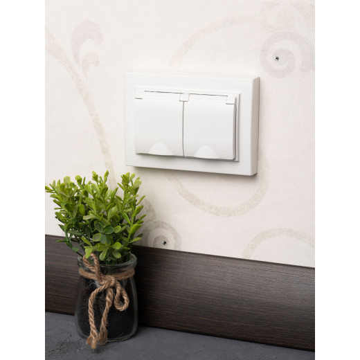 Минск Розетка 2-местная СП с/з с крышкой 16А белая с защ. штор. IP44 EKF