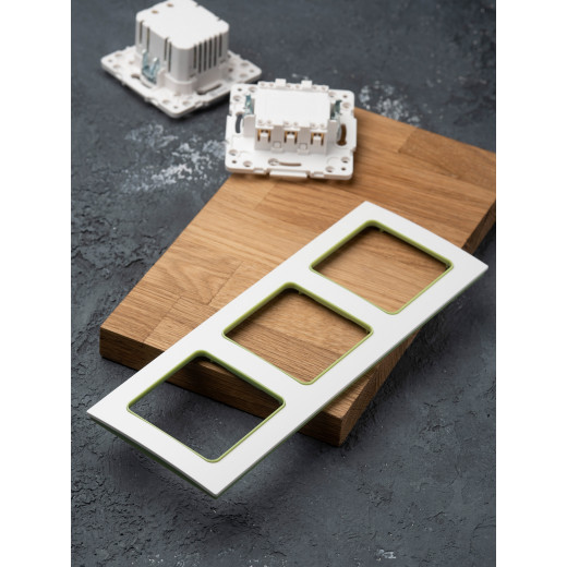 Стокгольм Рамка 3-местная белая с линией цвета зеленый EKF PROxima