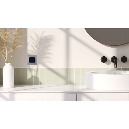 Розетка с заземлением IP44 - Legrand Etika - со шторками с защитной крышкой 16А 250В винтовые зажимы - алюминий