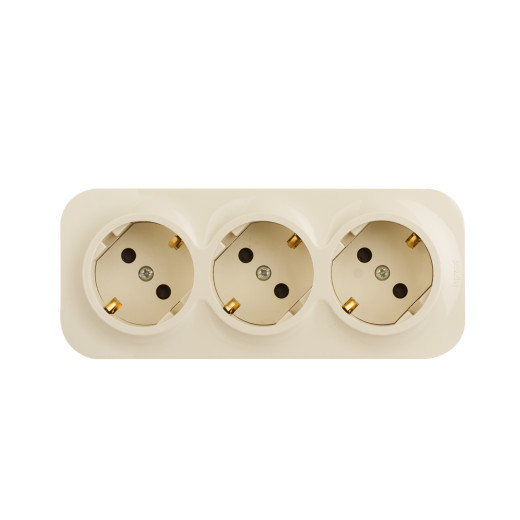 Розеточный блок тройной с заземлением - Legrand Quteo - с предварительным подключением со шторками IP20 16А 250В винтовые зажимы накладной монтаж - слоновая кость