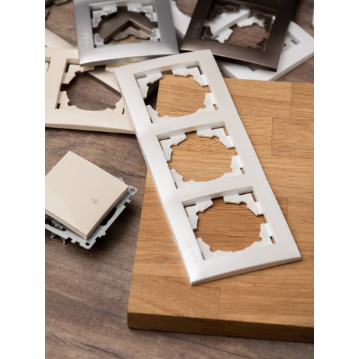 Валенсия рамка 3-местная белая EKF PROxima