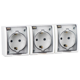 Simon 15 Aqua Белая Розетка 3-ая с/з с крышкой наружная, IP54