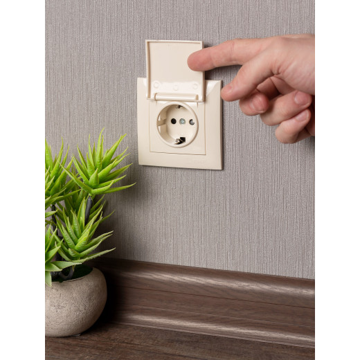Валенсия розетка 1-местная с/з 16А кремовая с крышкой и защ. штор. EKF