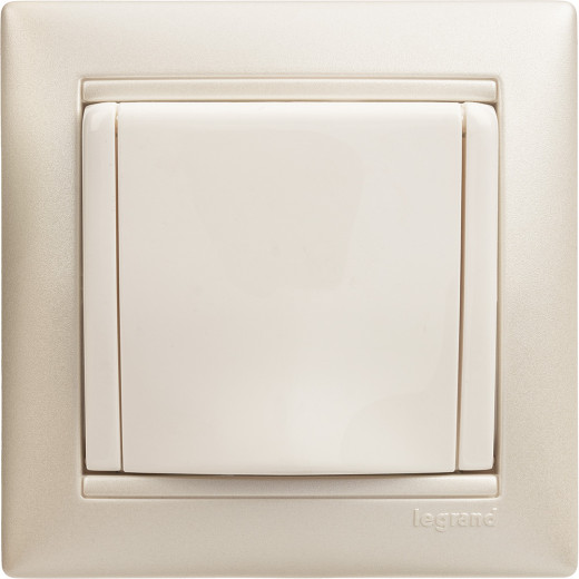 Розетка с заземлением - Legrand Valena - со шторками с защитной крышкой 16А 250В винтовые зажимы - белый