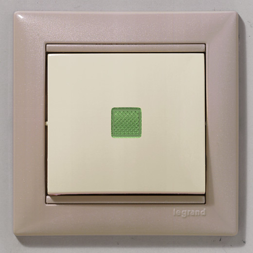 Выключатель одноклавишный с подсветкой - Legrand Valena - 10А 250В схема 1L безвинтовые зажимы - слоновая кость