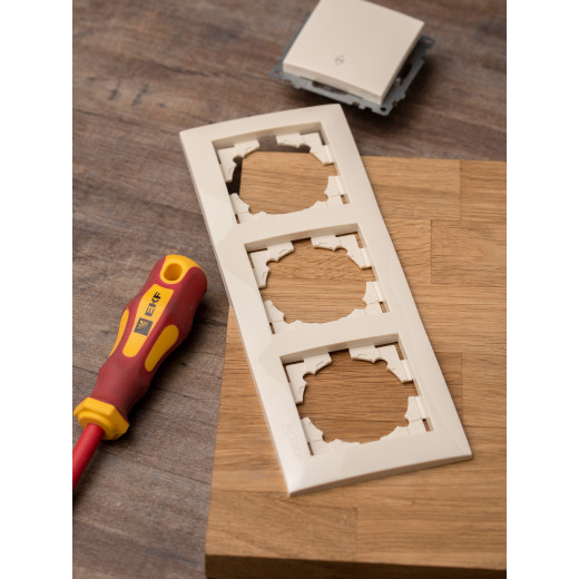 Валенсия Рамка 3-местная кремовая EKF