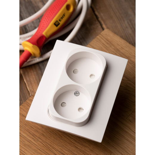 Стокгольм Розетка 2-местная б/з 10А автоматические клеммы белая с защ. штор. EKF PROxima
