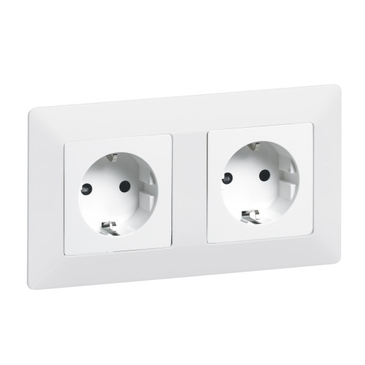 Valena LIFE.Силовая розетка 2К+З 16А 250В с лицевой панелью.Безвинтовые зажимы.Белая