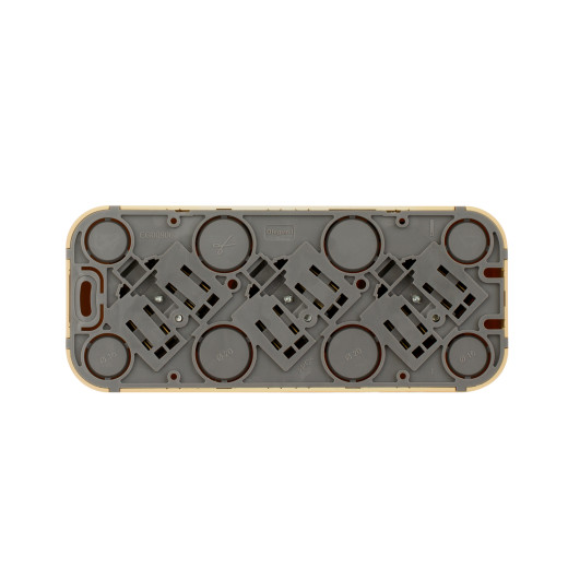 Розеточный блок тройной с заземлением - Legrand Quteo - с предварительным подключением со шторками IP20 16А 250В винтовые зажимы накладной монтаж - дерево