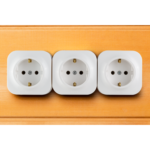 Розетка с заземлением - Legrand Quteo - без шторок IP20 16А 250В винтовые зажимы накладной монтаж - белый