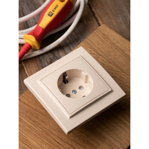 Розетка 1-мест. СП с/з 16А бежевый с защ. штор. Минск EKF