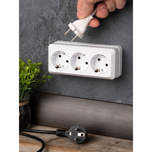 Рим Розетка 3-местная 16А с заземлением белая EKF