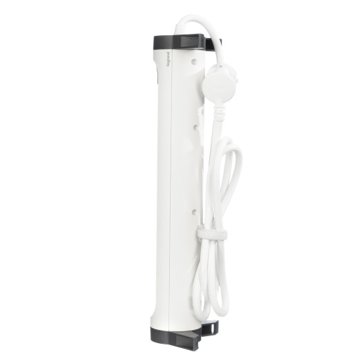Удлинитель с заземлением Legrand 3 розетки с кабелем 1,5 м., с 2xUSB A+C (3А) зарядками, защитой от импульсных перенапряжений, кнопкой включения и поворотным основанием, цвет: бело-черный