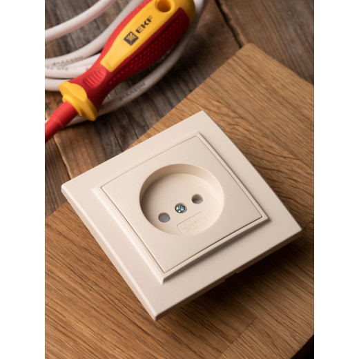 Розетка 1-мест. СП б/з 10 А с защ. штор. бежевый Минск EKF
