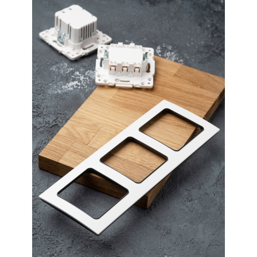 Стокгольм Рамка 3-местная белая с линией цвета черный EKF PROxima