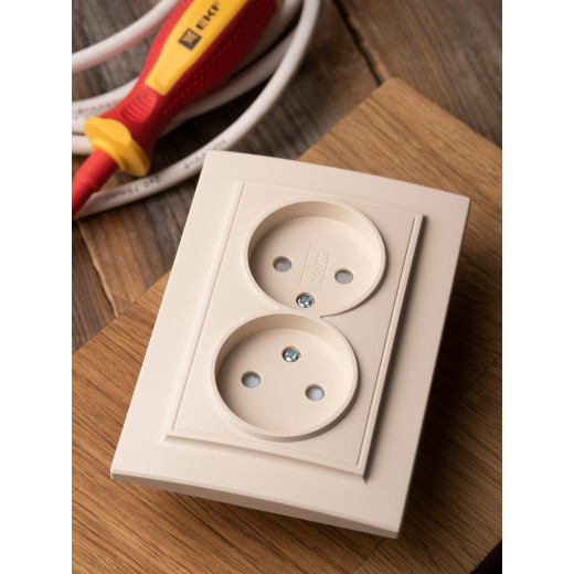 Розетка 2-мест. СП б/з 10А бежевый с защ. штор. Минск EKF