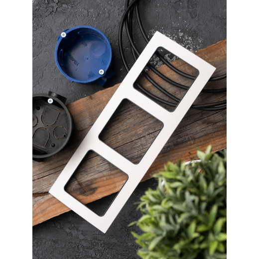 Стокгольм Рамка 3-местная белая с линией цвета черный EKF PROxima