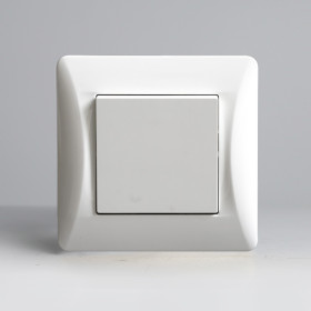 Переключатель одноклавишный перекрестный (белый)