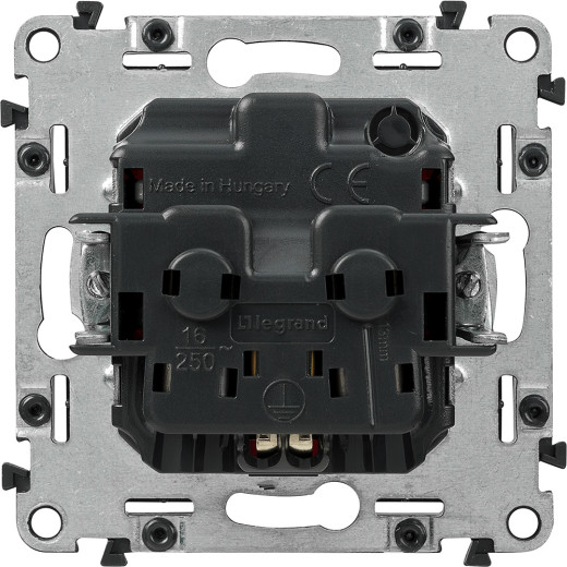 Valena LIFE.Силовая розетка 2К+З 16А 250В с защитными шторками.Безвинтовые зажимы.С лицевой панелью.Красная