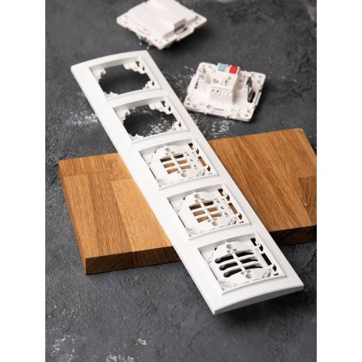 Рамка 5-местная горизонтальная Минск белая EKF