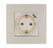 Legrand Etika Слоновая кость  Розетка с/з со шт. 16А 250В с USB тип C 1500мА 7,5Вт безвинтовые зажимы.