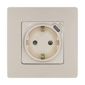 Legrand Etika Слоновая кость  Розетка с/з со шт. 16А 250В с USB тип C 1500мА 7,5Вт безвинтовые зажимы.