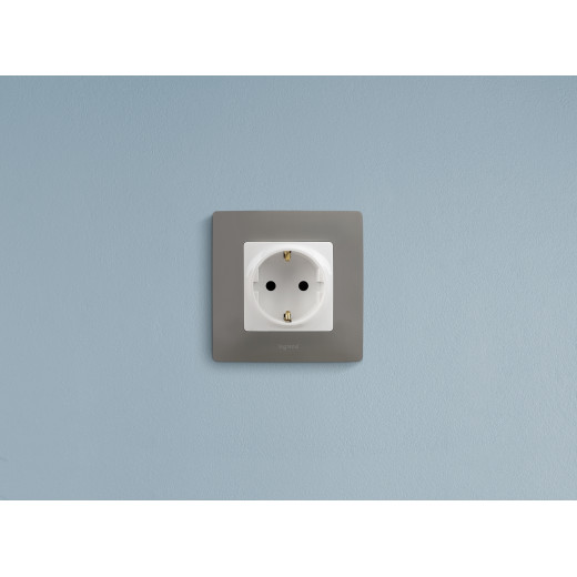 Розетка с заземлением - Legrand Etika - со шторками 16А 250В винтовые зажимы - белый