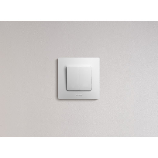 Выключатель двухклавишный - Legrand Etika - 10А 250В безвинтовые зажимы - белый