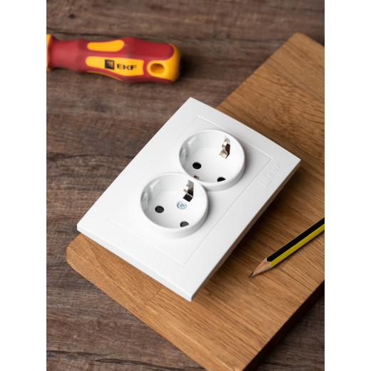 Валенсия розетка 2-местная с/з 16А белая с защ. штор. EKF PROxima