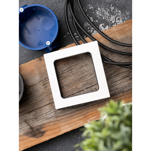 Стокгольм Рамка 1-местная белая с линией цвета черный EKF PROxima