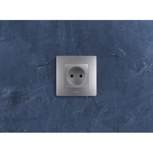 Розетка без заземления - Legrand Etika - со шторками 16А 250В винтовые зажимы - алюминий